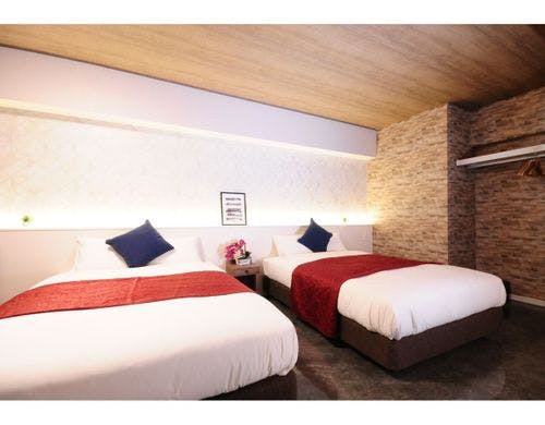 ダブルベッド2台(140cm ×200cm)