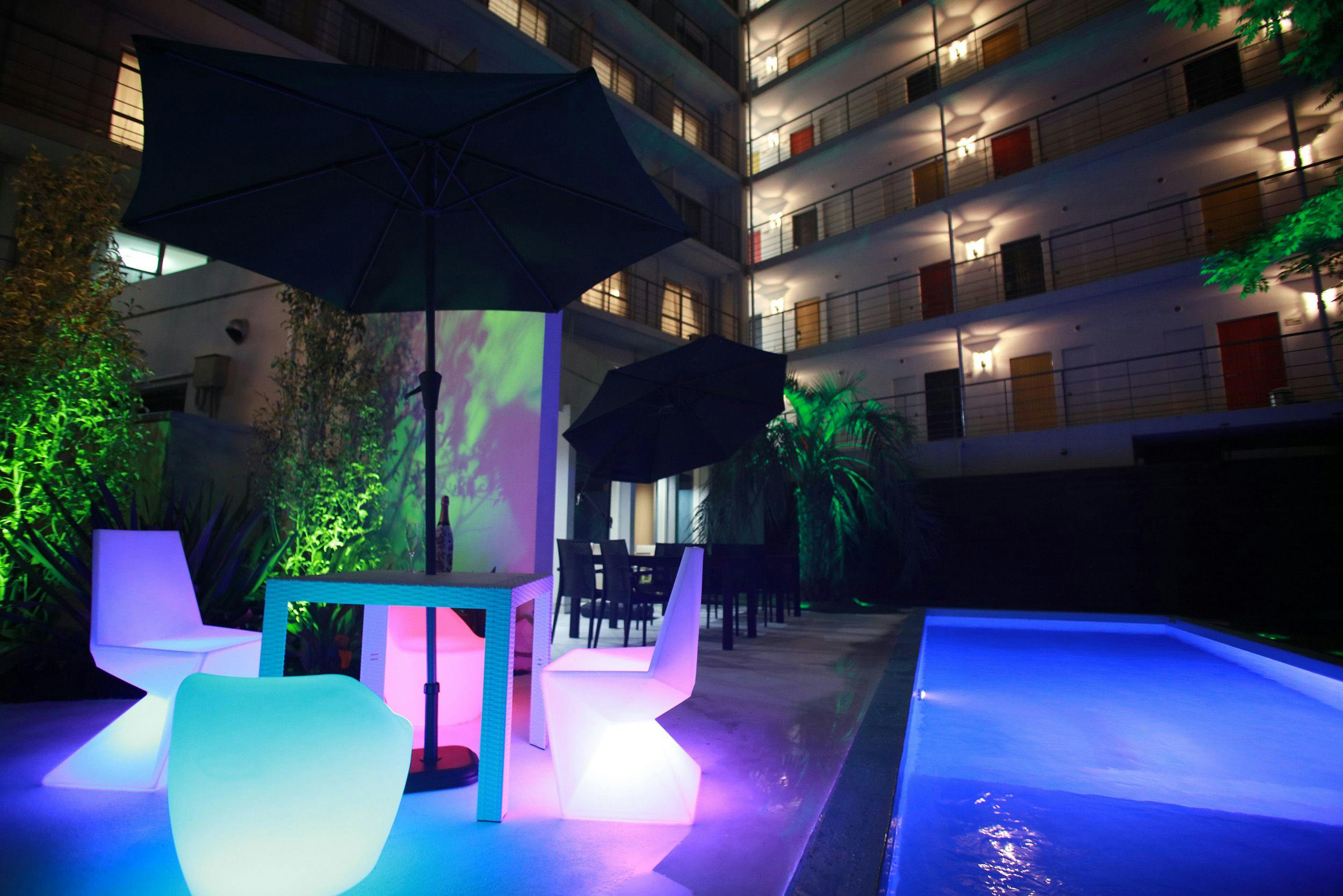 【游泳池（夜間）】夜間燈光照明