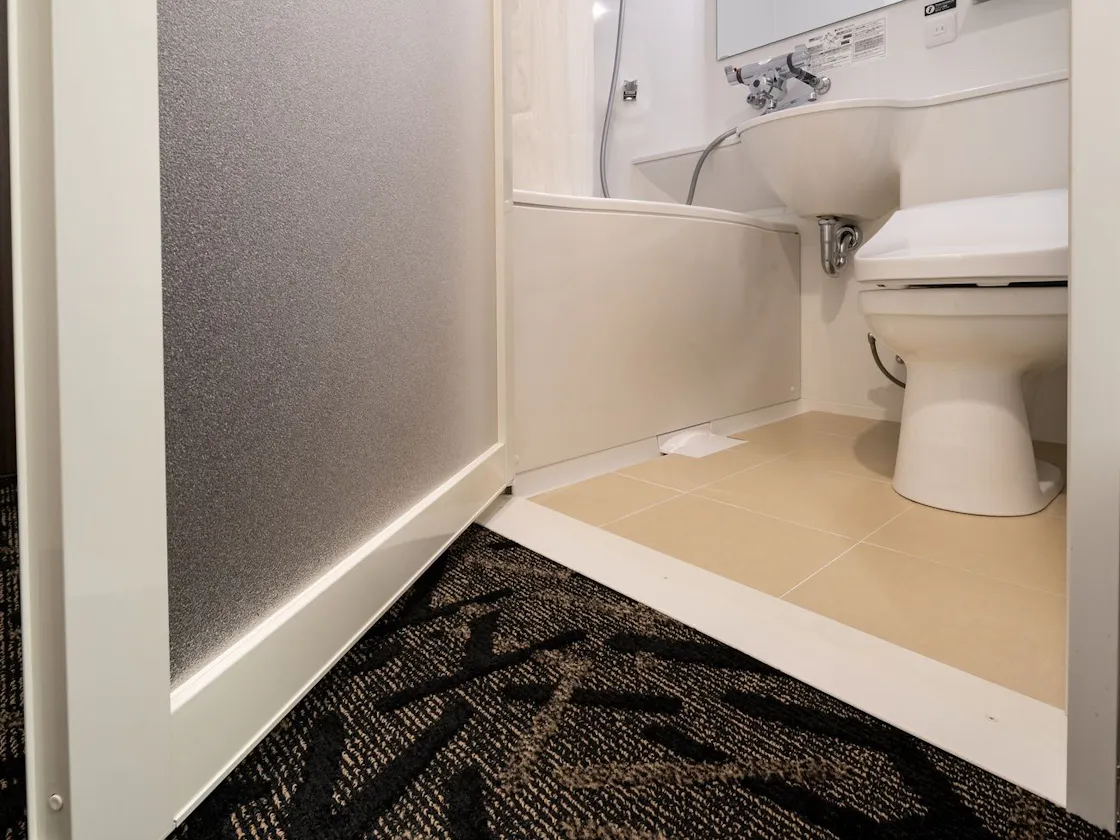 ทางเข้าห้องน้ำของห้องพัก