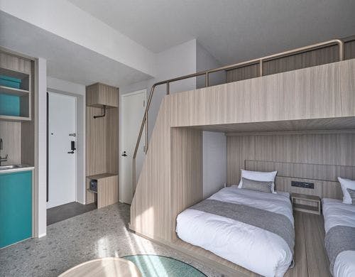 スリーベッドバンクルーム