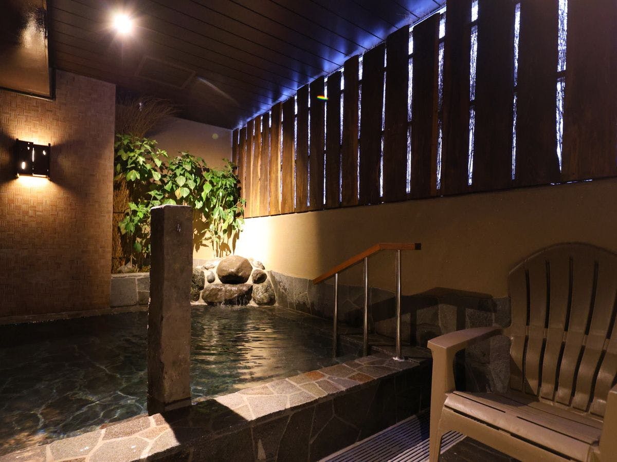 ■อ่างน้ำร้อนกลางแจ้ง (อุณหภูมิน้ำ: 41～43℃)