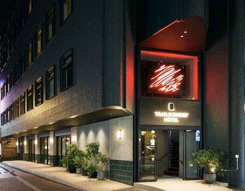 ホテル外観（夜）