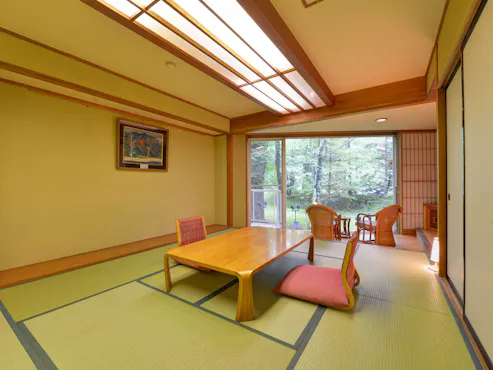 *ห้องสไตล์ญี่ปุ่นในอาคารป่าไม้สำหรับฤดูใบไม้ผลิ–ฤดูร้อน (ใบไม้เขียวสด)