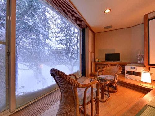 *冬の樹林棟和室（雪景色）