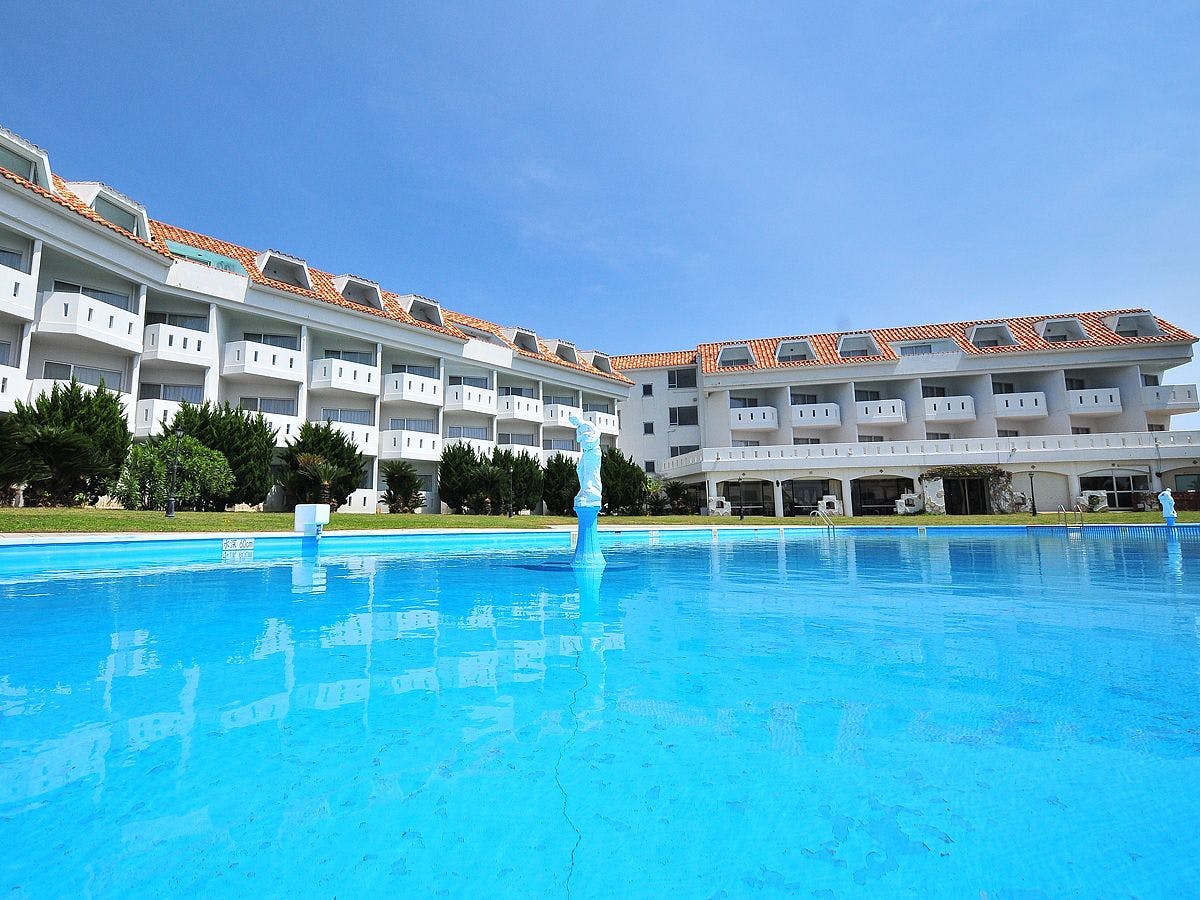 ภายนอกและสระว่ายน้ำ