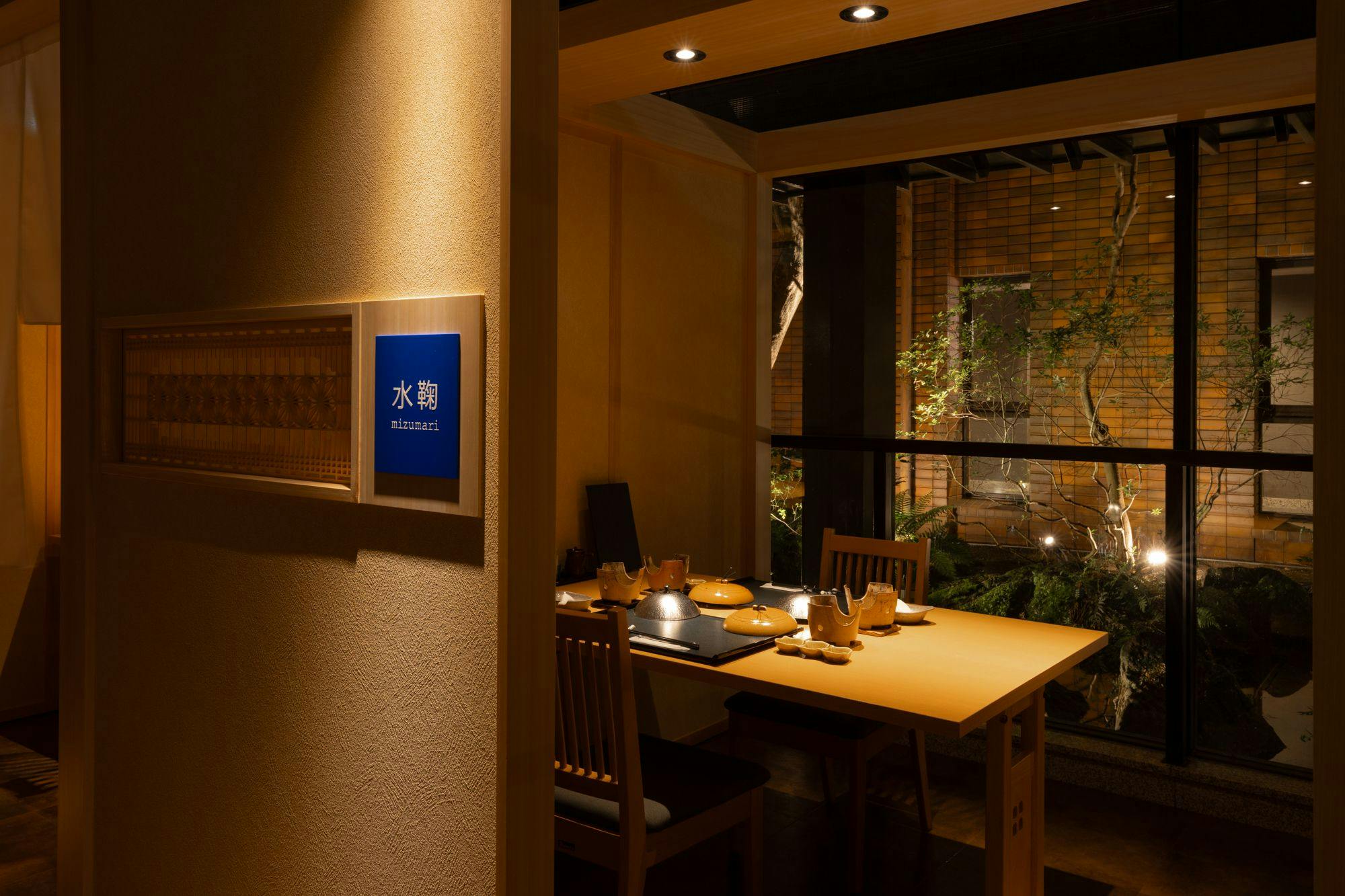 ห้องอาหารเฉพาะสำหรับผู้เข้าพักในห้องพักแบบญี่ปุ่นโมเดิร์นพร้อมออนเซ็นกลางแจ้ง