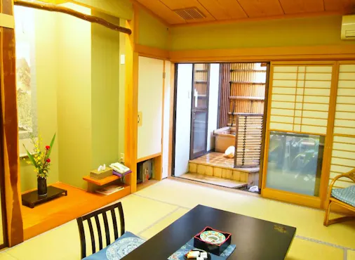 ห้องพักพร้อมอ่างอาบน้ำกลางแจ้ง 1 ห้อง (เฉพาะช่วงเดือนเมษายนถึงตุลาคม)