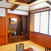 มีบันไดภายในห้องพัก เชื่อมต่อชั้น 2 และชั้น 3 เป็นห้องพักเดียว