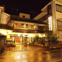 เรียวกังสไตล์พื้นบ้านที่มีดอกไม้ต้อนรับ