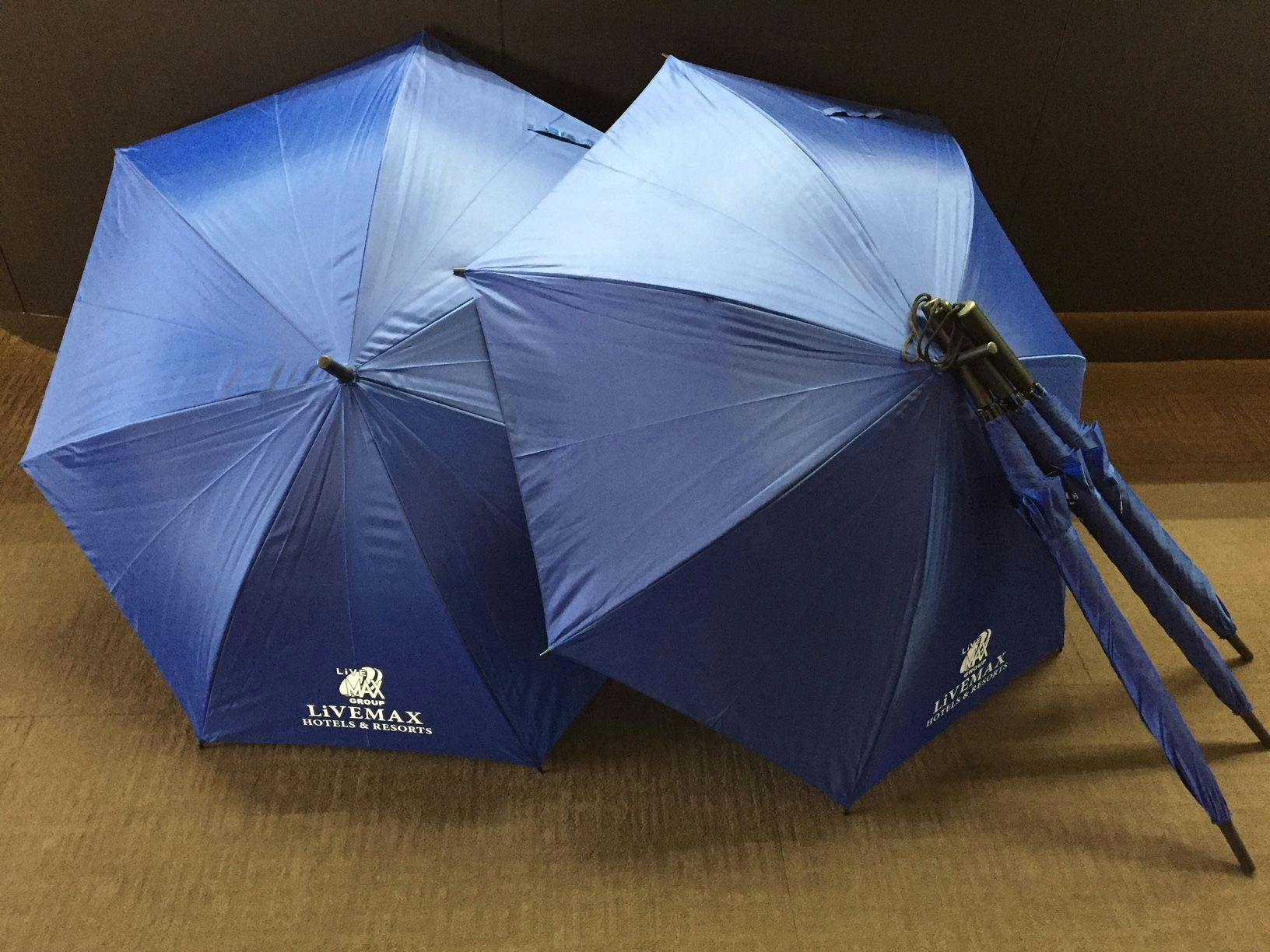 附有標誌的租賃雨傘