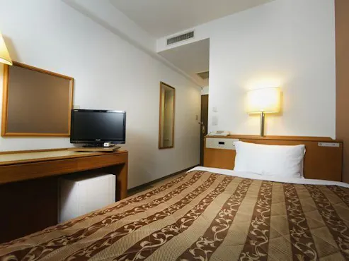 เตียงเป็นเตียงเซมิ-ดับเบิลที่กว้างขวางและสะดวกสบาย