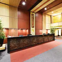 Kaunter hadapan yang tenang dan santai.