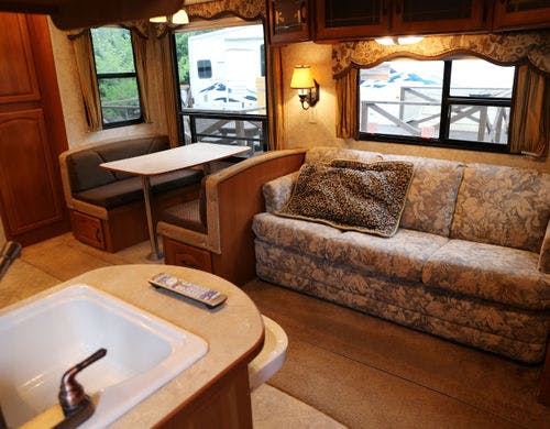 トレーラーハウス内部一例