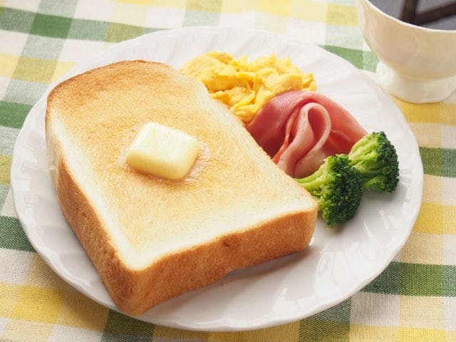 Sarapan termasuk roti bakar, sup, dan salad.