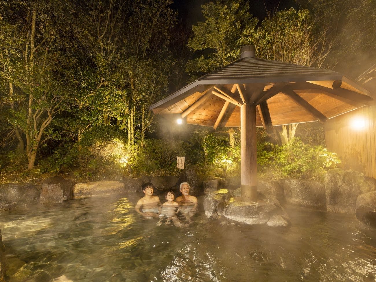 บ่อน้ำพุร้อนกลางแจ้ง โชบุโนะยุ (สำหรับผู้ชาย)