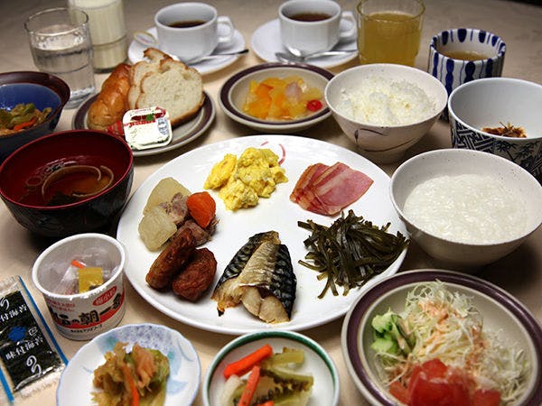 บุฟเฟ่ต์อาหารเช้าสไตล์ญี่ปุ่นและตะวันตก