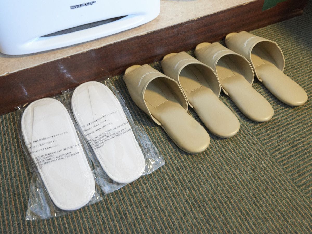 รองเท้าแตะในห้องพัก