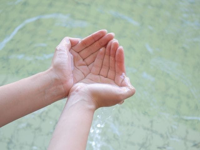 温泉温润柔和地贴合肌肤。