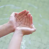 温泉温润柔和地贴合肌肤。