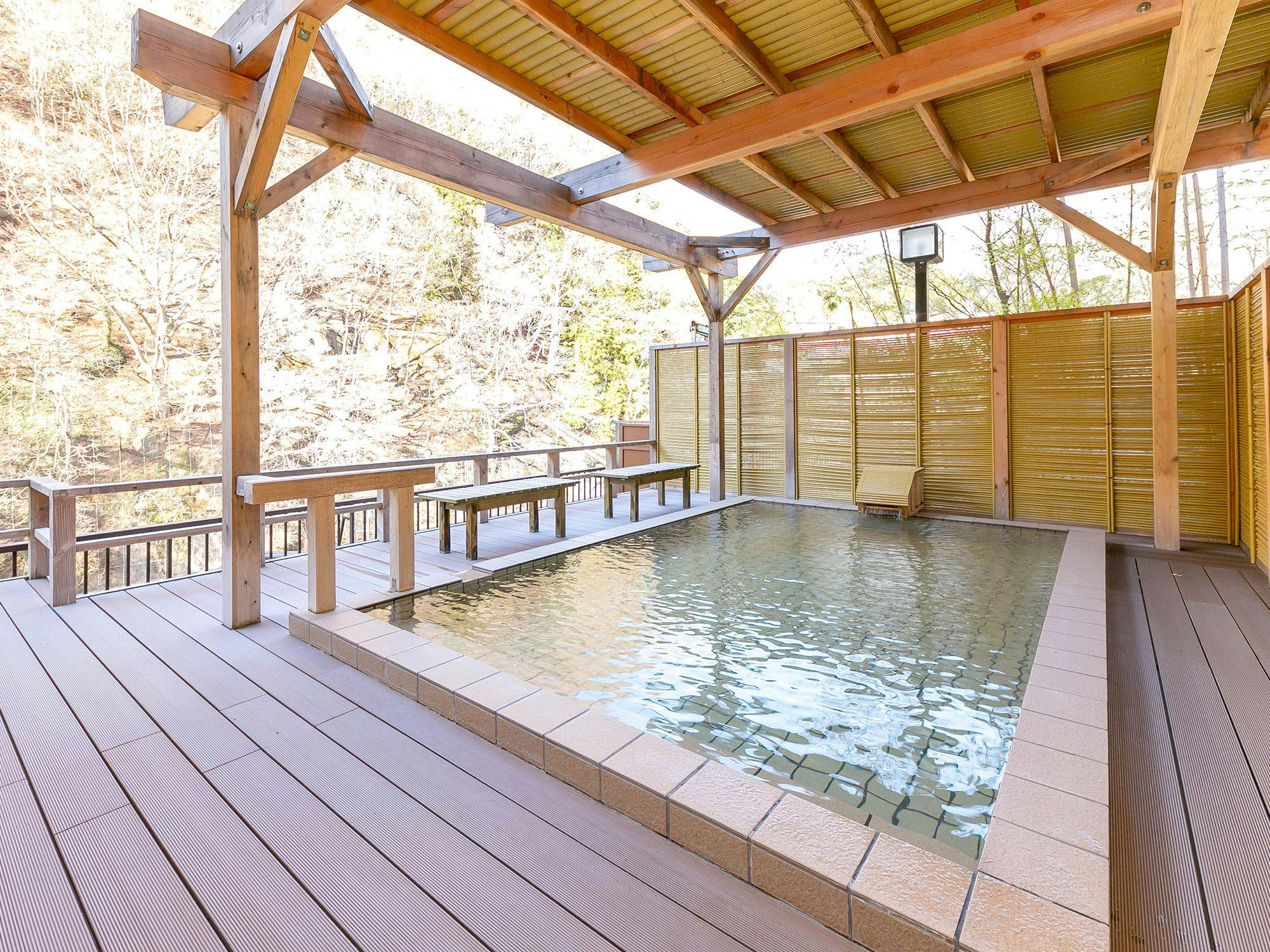 บ่อน้ำร้อนกลางแจ้งสำหรับผู้ชาย