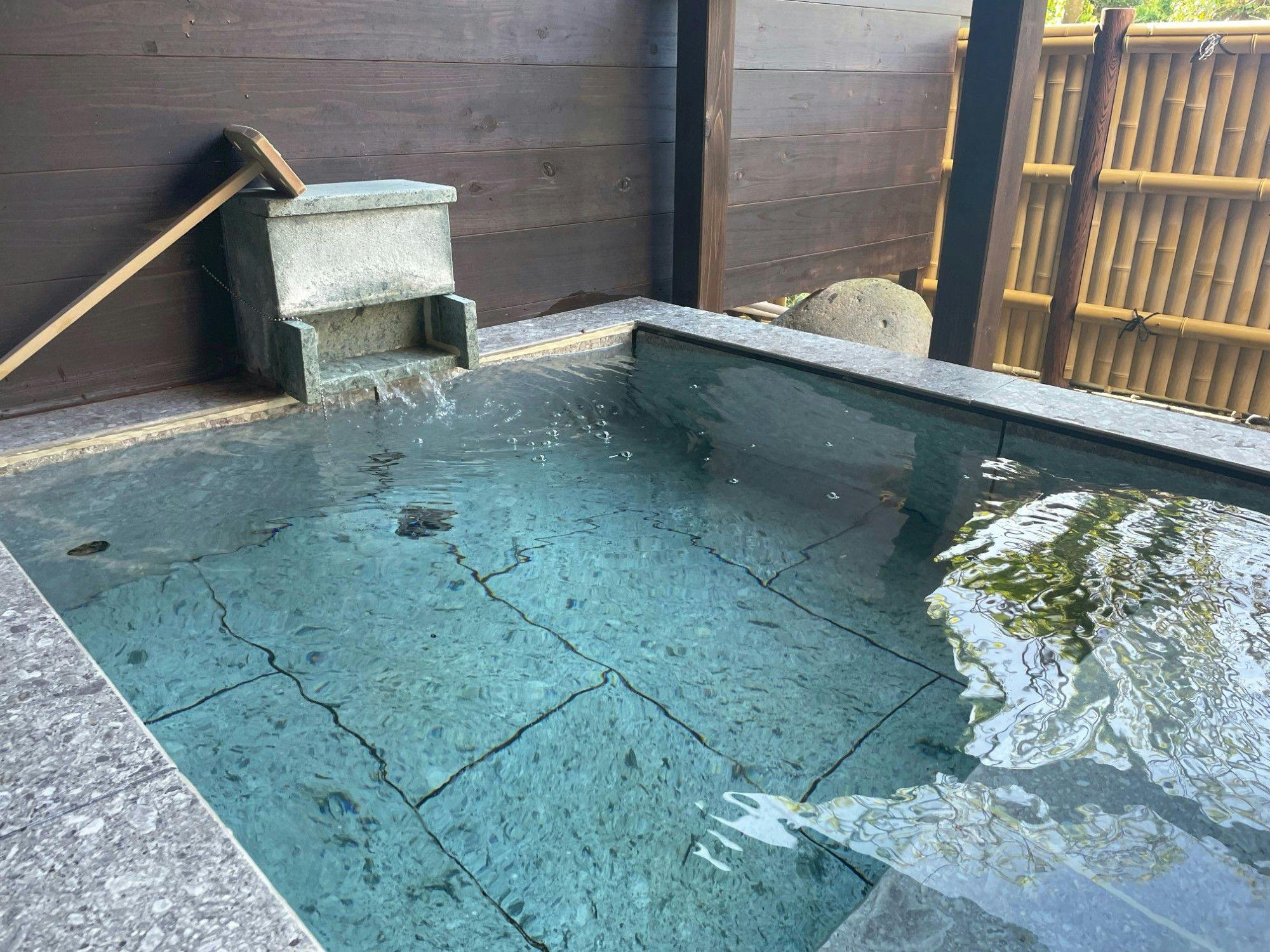 ตัวอย่างบ่อน้ำพุร้อนกลางแจ้งส่วนตัว