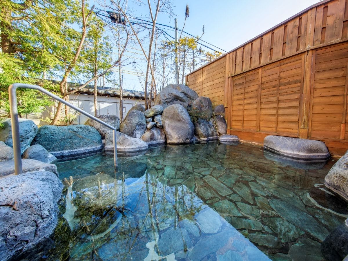 อ่างอาบน้ำกลางแจ้งที่มีเสน่ห์พร้อมชมวิวทิวทัศน์ภายนอก