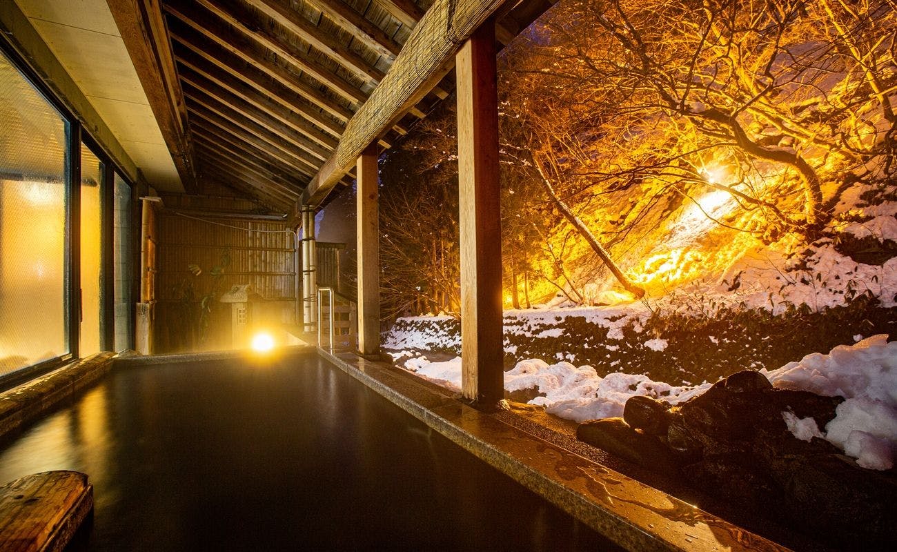 ฤดูหนาว ออนเซ็นกลางแจ้งพร้อมวิวหิมะ