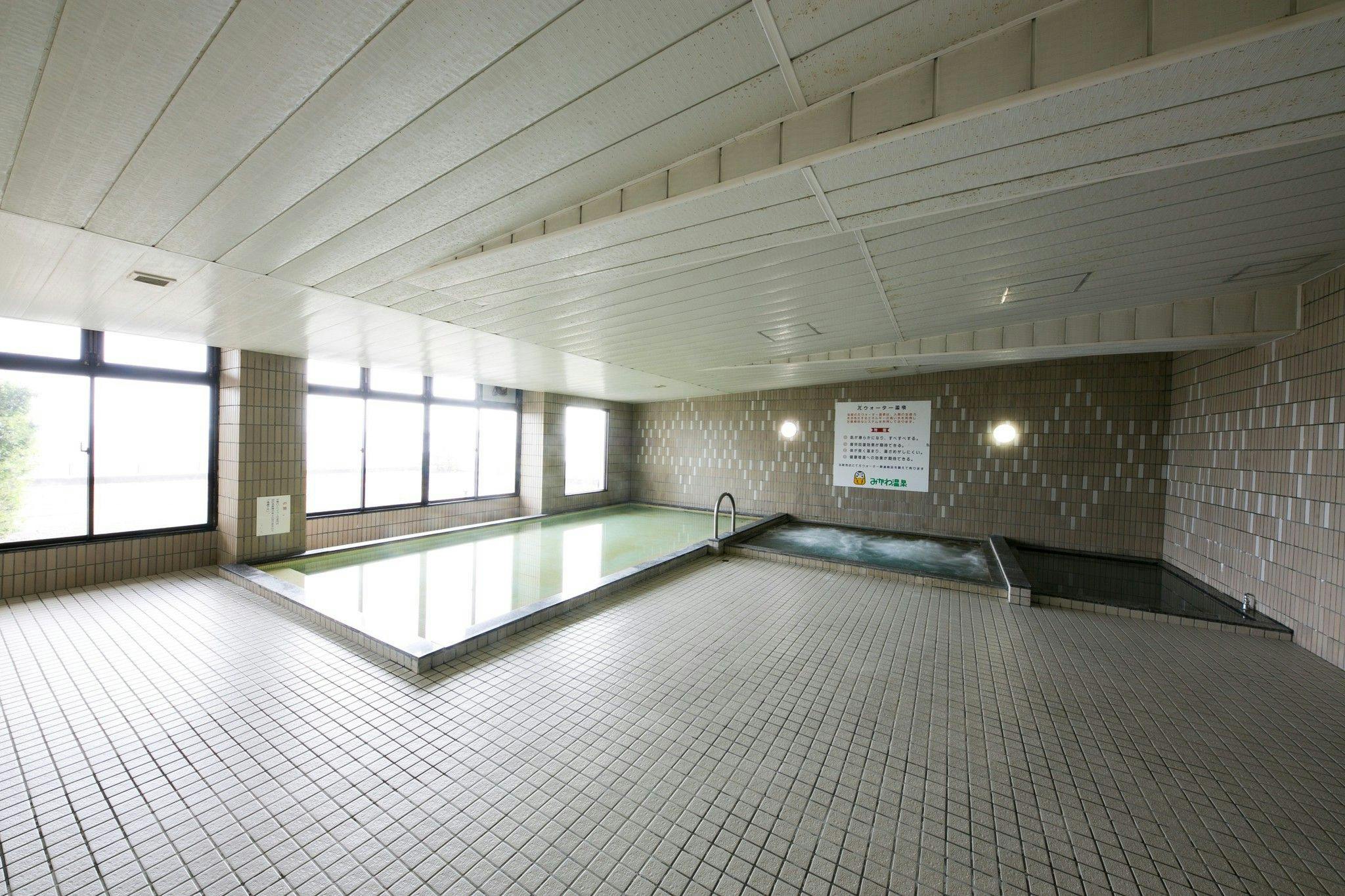 Pemandian umum luas dan nyaman.