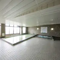 Pemandian umum luas dan nyaman.