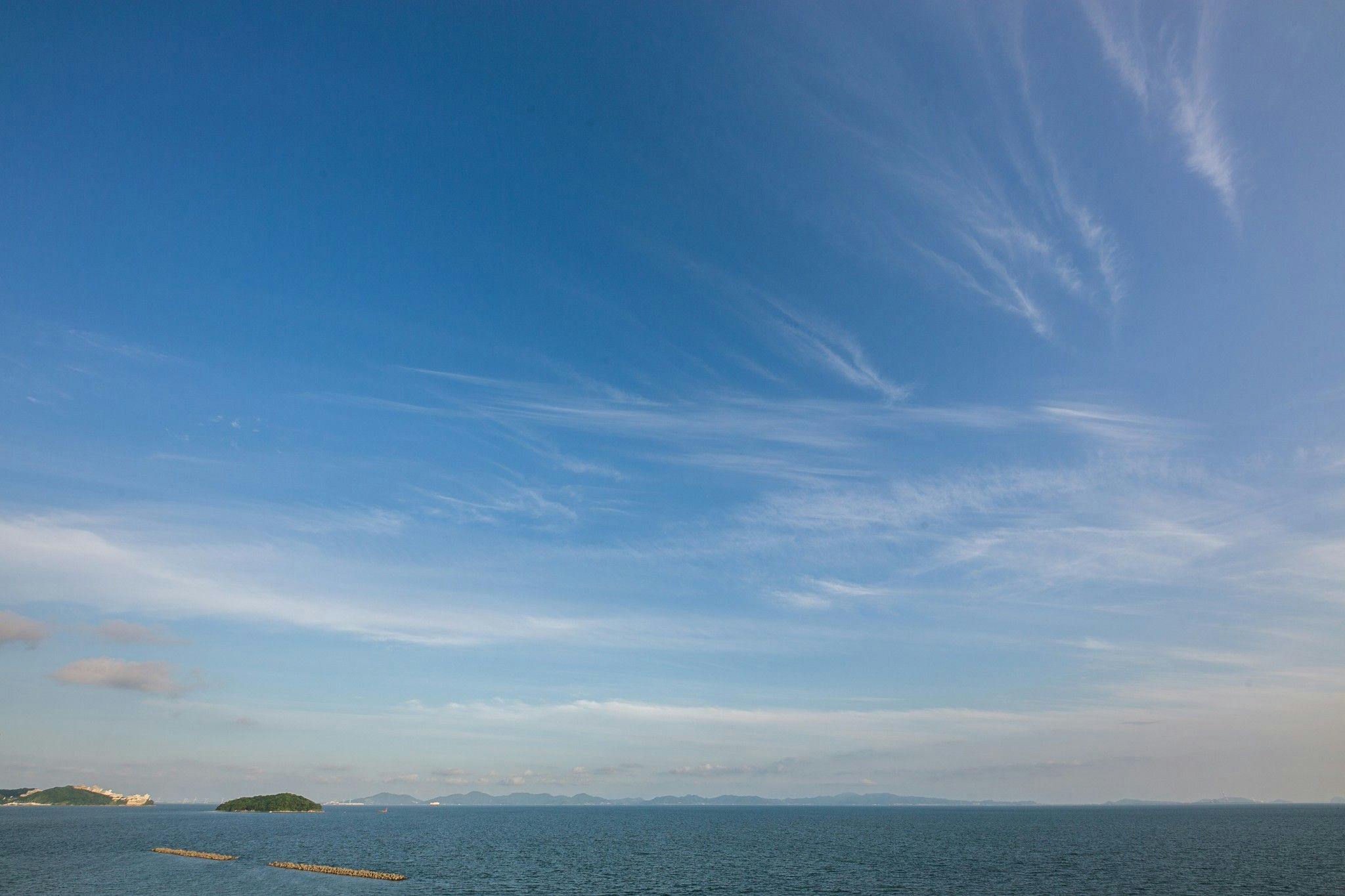 Laut dan langit terbentang luas di depan mata.