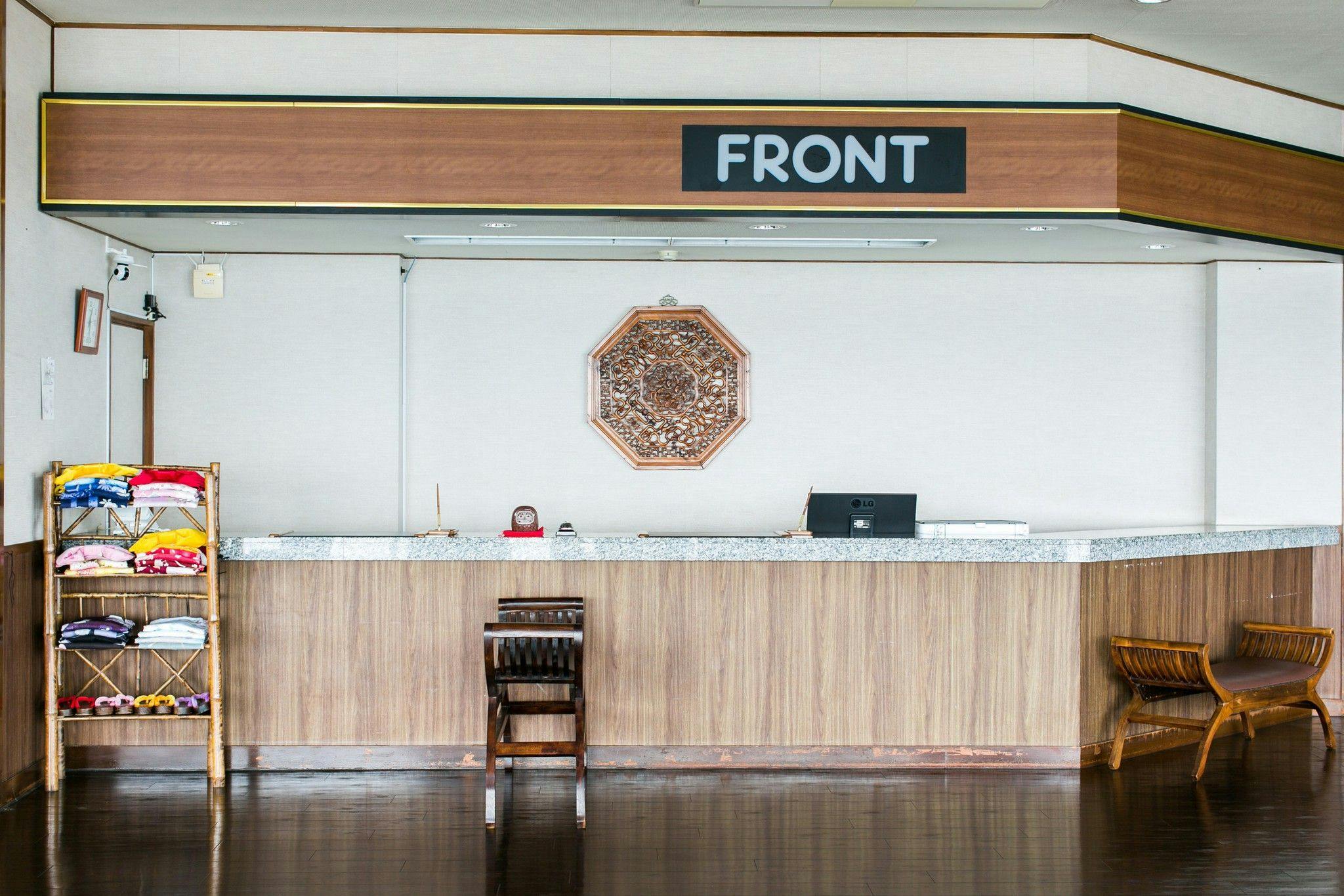 [Resepsionis] Selamat datang.