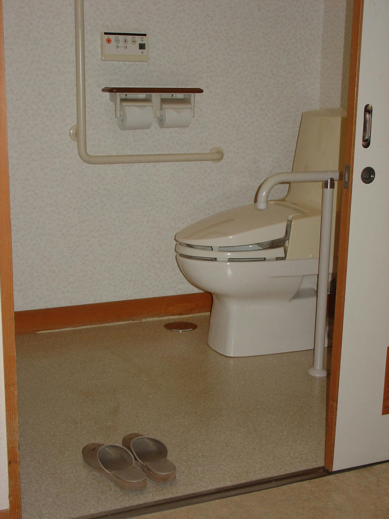 上田・鹿教湯温泉【むささびの訪れる宿　つるや旅館】バリアフリー洋室（ツインベッド）のトイレ
