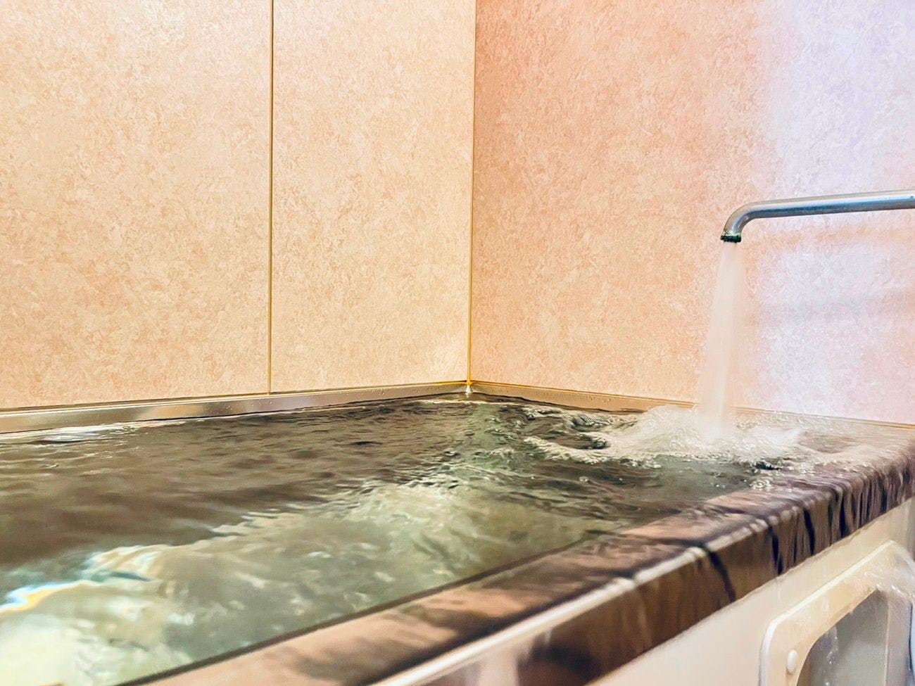 สิ่งอำนวยความสะดวก: อ่างอาบน้ำส่วนตัว น้ำเป็นน้ำพุร้อน.