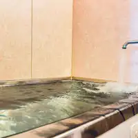 สิ่งอำนวยความสะดวก: อ่างอาบน้ำส่วนตัว น้ำเป็นน้ำพุร้อน.