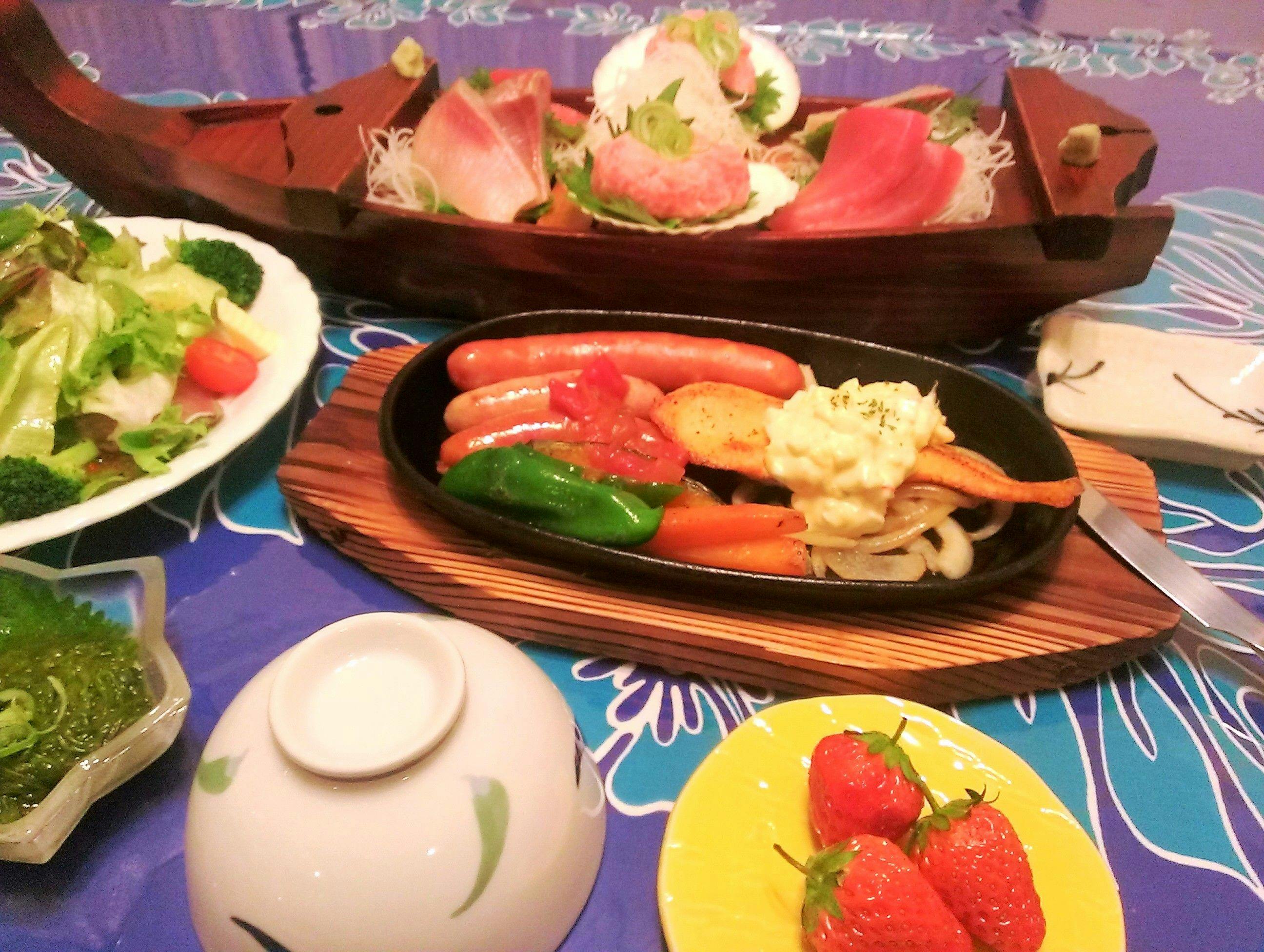 อาหารปิ้งย่างเนื้อและปลา + ซาชิมิเรือ + สลัด