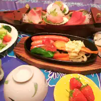 อาหารปิ้งย่างเนื้อและปลา + ซาชิมิเรือ + สลัด