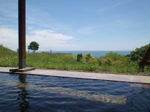 Melihat laut biru dan langit biru dari pemandian terbuka.