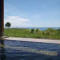 Melihat laut biru dan langit biru dari pemandian terbuka.