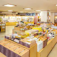 ร้านค้าภายในอาคาร: มีของฝากท้องถิ่นมากมายให้เลือก!