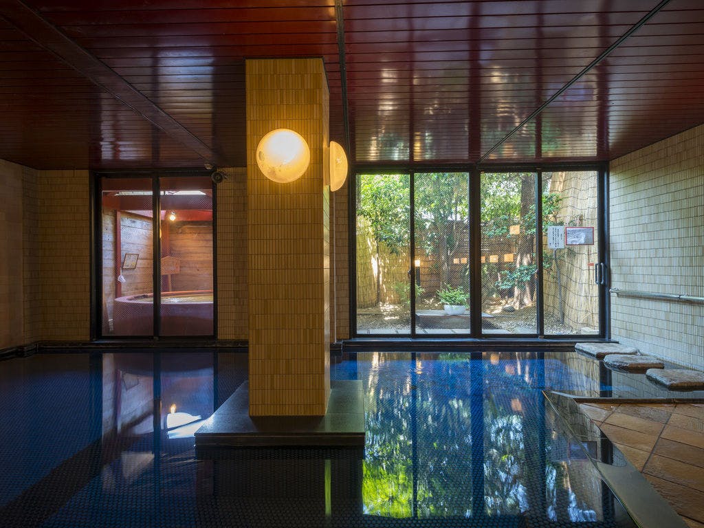 ห้องอาบน้ำสาธารณะที่กว้างขวาง