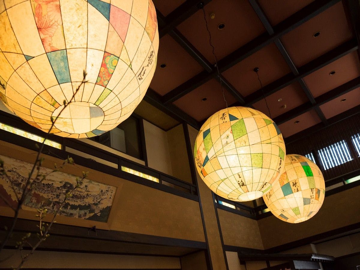 โคมไฟขนาดใหญ่ให้แสงสว่างที่อ่อนโยน