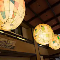 โคมไฟขนาดใหญ่ให้แสงสว่างที่อ่อนโยน