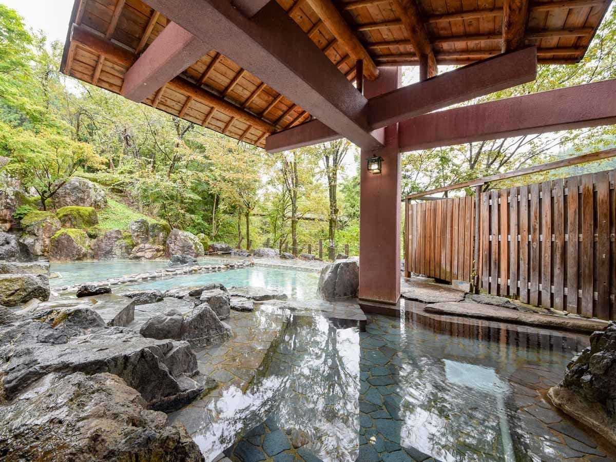 *อ่างอาบน้ำกลางแจ้ง (ปิดตั้งแต่ปลายเดือนตุลาคมถึงกลางเดือนเมษายน)