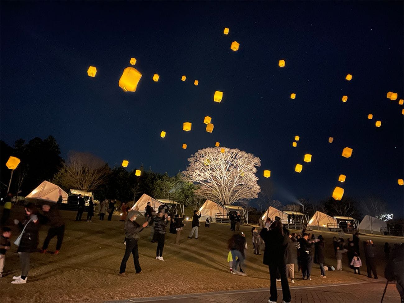 겨울 밤하늘에 랜턴을