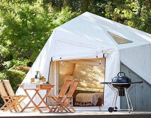 夜のグランピング風景