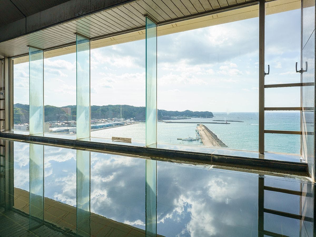 Pemandian dengan pemandangan