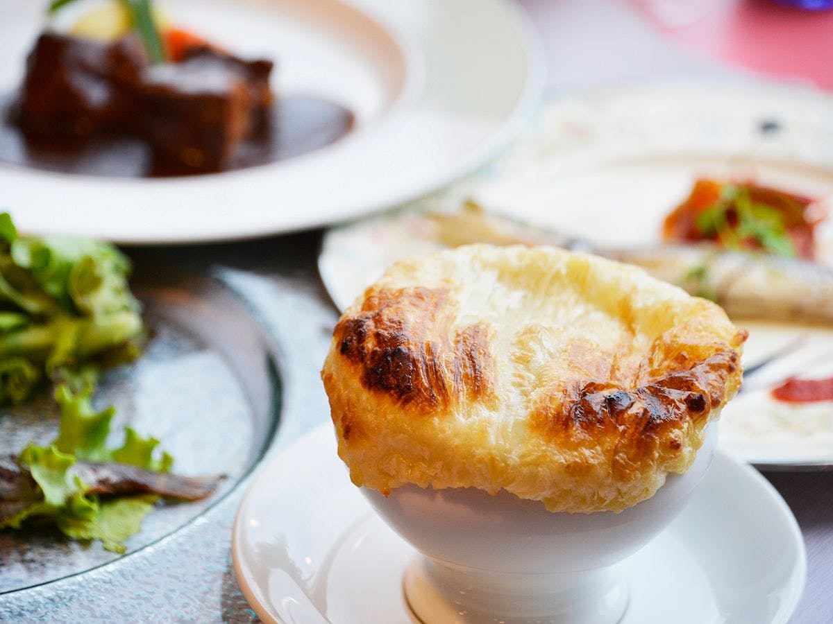 Sup dengan kulit pastry adalah hidangan kebanggaan kami.