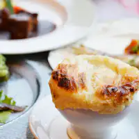 Sup dengan kulit pastry adalah hidangan kebanggaan kami.