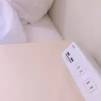 Setiap Kamar dilengkapi dengan stopkontak yang memiliki USB.