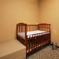 【嬰兒床】配備窗簾!